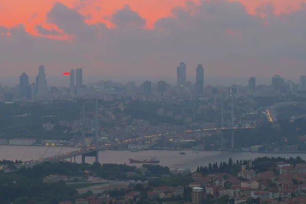 伊斯坦布尔博斯普鲁斯桥日出时的照片 它把亚洲和欧洲这两个不同的大陆连在一起 在这里 可见的大陆是亚洲 深蓝色的天空和精细的建筑物清晰可见 — 图库照片