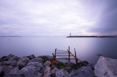 Sahil kıyısı rıhtımları ve kayalar, uzun pozlama teknikleri...