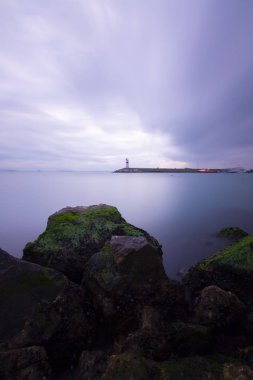 Sahil kıyısı rıhtımları ve kayalar, uzun pozlama teknikleri...