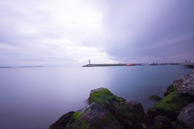 Sahil kıyısı rıhtımları ve kayalar, uzun pozlama teknikleri...