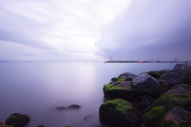 Sahil kıyısı rıhtımları ve kayalar, uzun pozlama teknikleri...