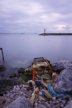 Sahil kıyısı rıhtımları ve kayalar, uzun pozlama teknikleri...
