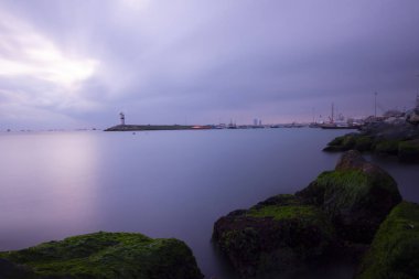 Sahil kıyısı rıhtımları ve kayalar, uzun pozlama teknikleri...
