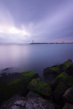 Sahil kıyısı rıhtımları ve kayalar, uzun pozlama teknikleri...