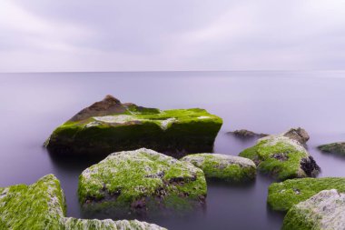 Sahil kıyısı rıhtımları ve kayalar, uzun pozlama teknikleri...