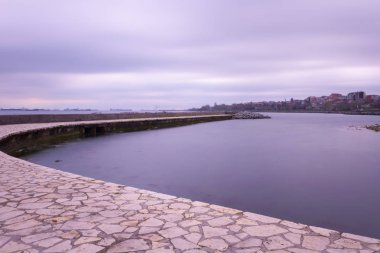 Sahil kıyısı rıhtımları ve kayalar, uzun pozlama teknikleri...