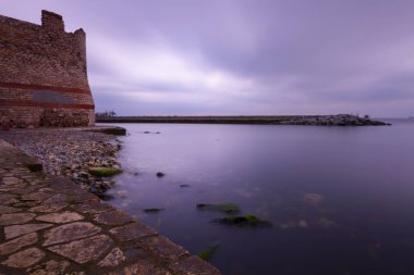 Sahil kıyısı rıhtımları ve kayalar, uzun pozlama teknikleri...