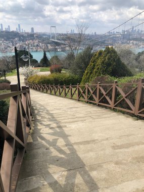 İstanbul 'da Yahuda ağaçları (Türkçe: Erguvan). Otagtepe 'den İstanbul Boğazı' nın güzel bahar manzarası. Fatih Sultan Mehmet Köprüsü. İstanbul, Türkiye.