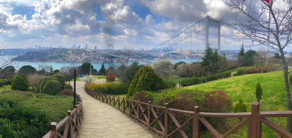 İstanbul 'da Yahuda ağaçları (Türkçe: Erguvan). Otagtepe 'den İstanbul Boğazı' nın güzel bahar manzarası. Fatih Sultan Mehmet Köprüsü. İstanbul, Türkiye.