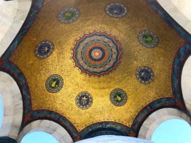 Coronavirus salgını sırasında Alman Çeşmesi ve boş şehir