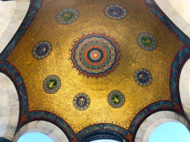 Coronavirus salgını sırasında Alman Çeşmesi ve boş şehir