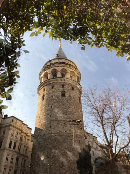 Galata Kulesi, İstanbul 'un Galata ilçesine bağlı bir kuledir. 528 yılında inşa edilen bina, Türkiye 'nin önemli simgeleri arasında yer alıyor.