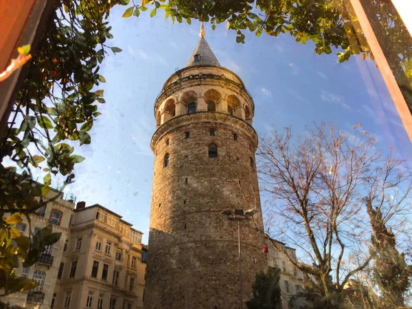 Galata Kulesi, İstanbul 'un Galata ilçesine bağlı bir kuledir. 528 yılında inşa edilen bina, Türkiye 'nin önemli simgeleri arasında yer alıyor.