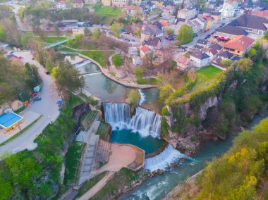 Bosna-Hersek 'in Jajce kentindeki Pliva Şelalesine hava manzarası.