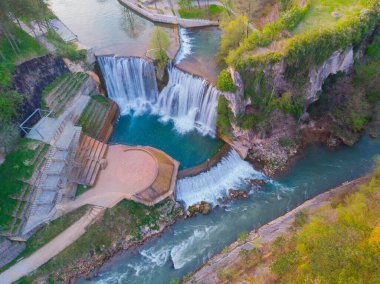 Bosna-Hersek 'in Jajce kentindeki Pliva Şelalesine hava manzarası.