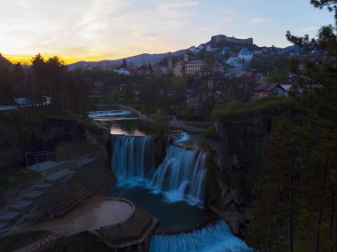 Bosna-Hersek 'in Jajce kentindeki Pliva Şelalesine hava manzarası.