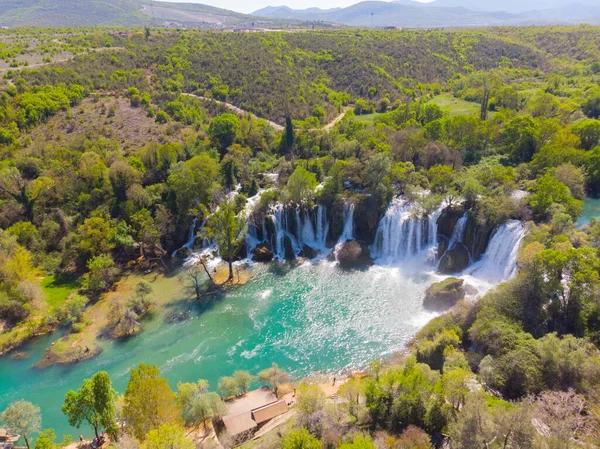 Bosna-Hersek 'teki el değmemiş Kravice Şelaleleri.