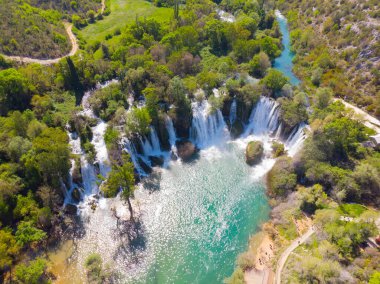 Bosna-Hersek 'teki el değmemiş Kravice Şelaleleri.