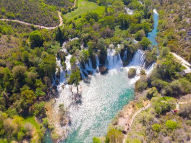 Bosna-Hersek 'teki el değmemiş Kravice Şelaleleri.
