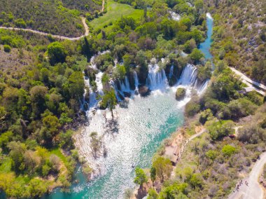 Bosna-Hersek 'teki el değmemiş Kravice Şelaleleri.