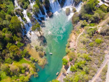 Bosna-Hersek 'teki el değmemiş Kravice Şelaleleri.