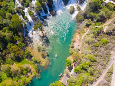 Bosna-Hersek 'teki el değmemiş Kravice Şelaleleri.