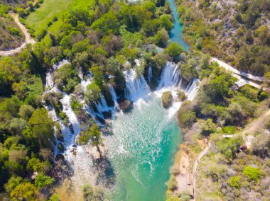 Bosna-Hersek 'teki el değmemiş Kravice Şelaleleri.