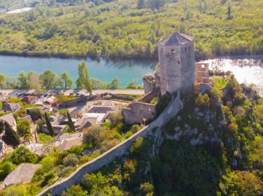 Bosna 'nın Pocitelj kentindeki ortaçağ şatosunun kalıntıları.
