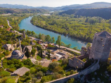 Bosna 'nın Pocitelj kentindeki ortaçağ şatosunun kalıntıları.