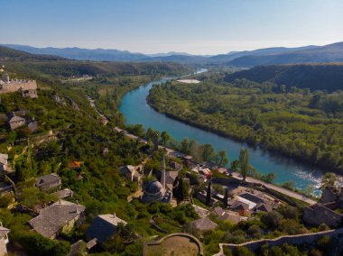Bosna 'nın Pocitelj kentindeki ortaçağ şatosunun kalıntıları.