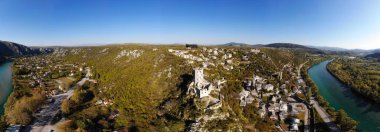 Bosna 'nın Pocitelj kentindeki ortaçağ şatosunun kalıntıları.