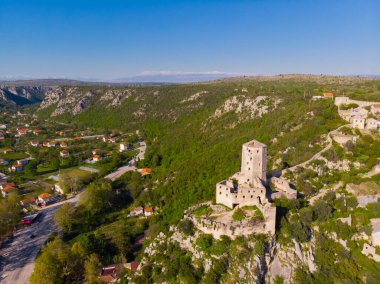 Bosna 'nın Pocitelj kentindeki ortaçağ şatosunun kalıntıları.