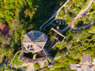 Bosna 'nın Pocitelj kentindeki ortaçağ şatosunun kalıntıları.
