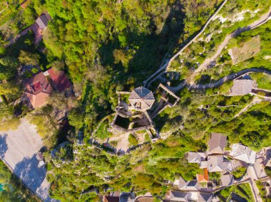Bosna 'nın Pocitelj kentindeki ortaçağ şatosunun kalıntıları.
