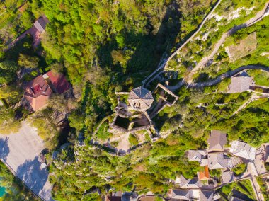 Bosna 'nın Pocitelj kentindeki ortaçağ şatosunun kalıntıları.