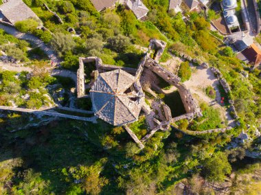 Bosna 'nın Pocitelj kentindeki ortaçağ şatosunun kalıntıları.
