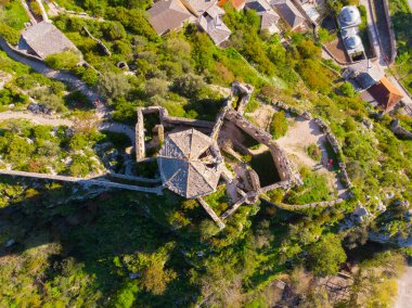 Bosna 'nın Pocitelj kentindeki ortaçağ şatosunun kalıntıları.