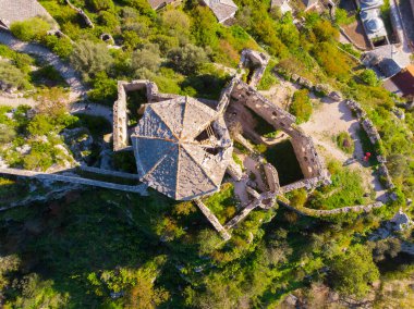 Bosna 'nın Pocitelj kentindeki ortaçağ şatosunun kalıntıları.