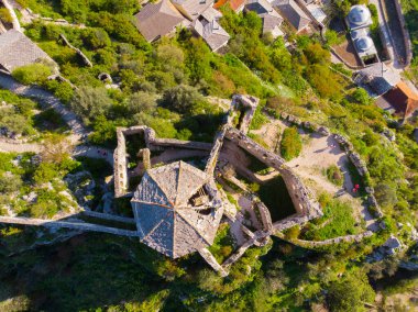 Bosna 'nın Pocitelj kentindeki ortaçağ şatosunun kalıntıları.