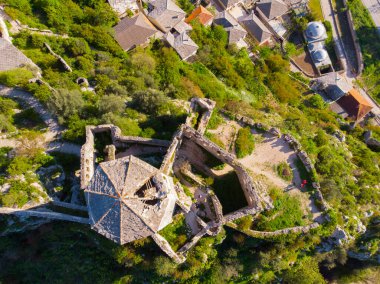 Bosna 'nın Pocitelj kentindeki ortaçağ şatosunun kalıntıları.
