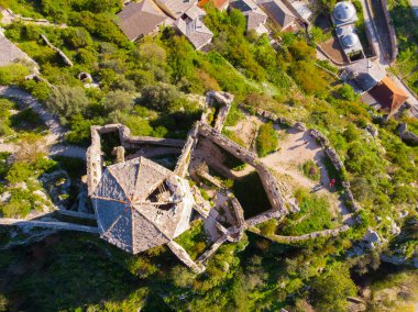Bosna 'nın Pocitelj kentindeki ortaçağ şatosunun kalıntıları.