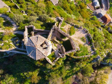 Bosna 'nın Pocitelj kentindeki ortaçağ şatosunun kalıntıları.