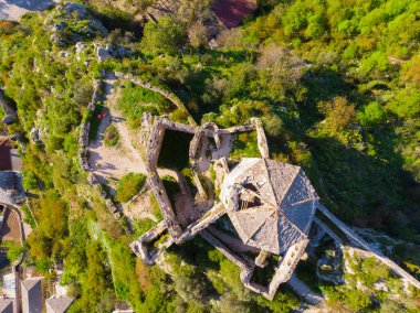 Bosna 'nın Pocitelj kentindeki ortaçağ şatosunun kalıntıları.