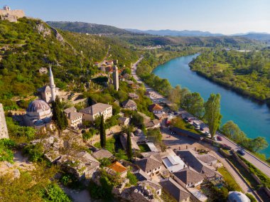 Bosna 'nın Pocitelj kentindeki ortaçağ şatosunun kalıntıları.