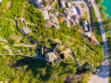 Bosna 'nın Pocitelj kentindeki ortaçağ şatosunun kalıntıları.
