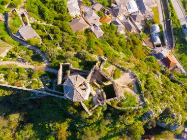 Bosna 'nın Pocitelj kentindeki ortaçağ şatosunun kalıntıları.