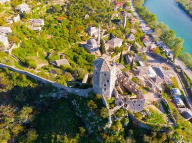 Bosna 'nın Pocitelj kentindeki ortaçağ şatosunun kalıntıları.