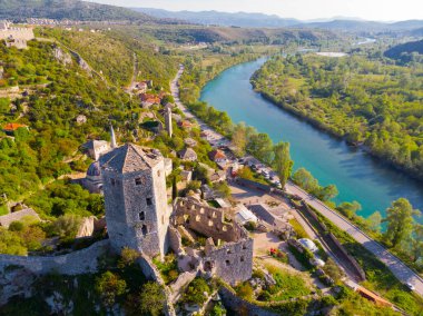 Bosna 'nın Pocitelj kentindeki ortaçağ şatosunun kalıntıları.