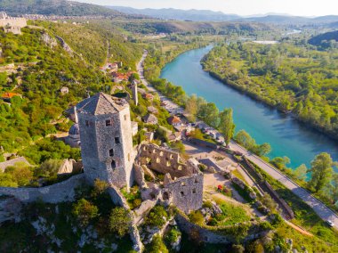 Bosna 'nın Pocitelj kentindeki ortaçağ şatosunun kalıntıları.