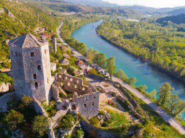 Bosna 'nın Pocitelj kentindeki ortaçağ şatosunun kalıntıları.